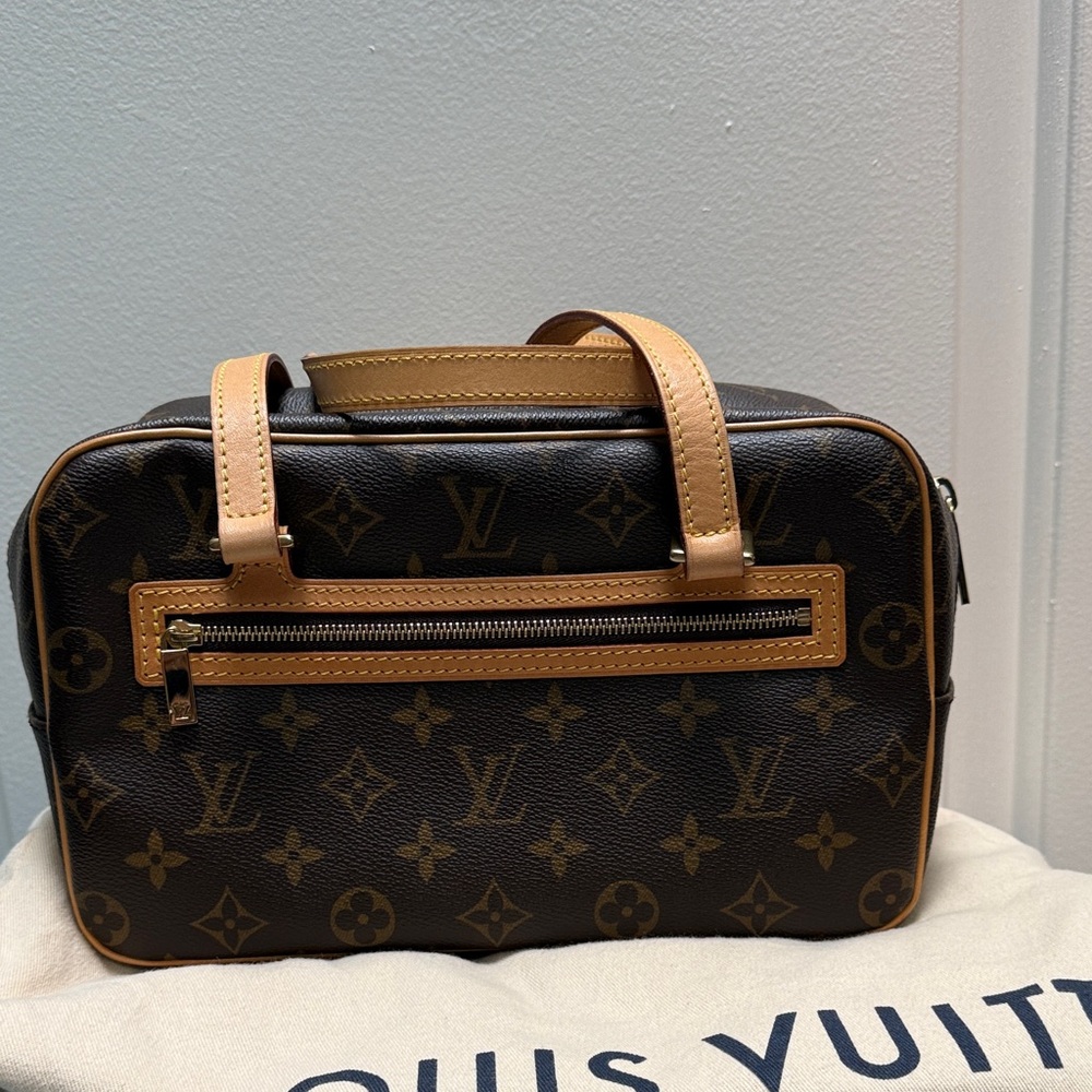 Louis Vuitton cites MM size Monogram